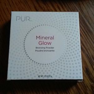 Our mineral glow bronzing powder